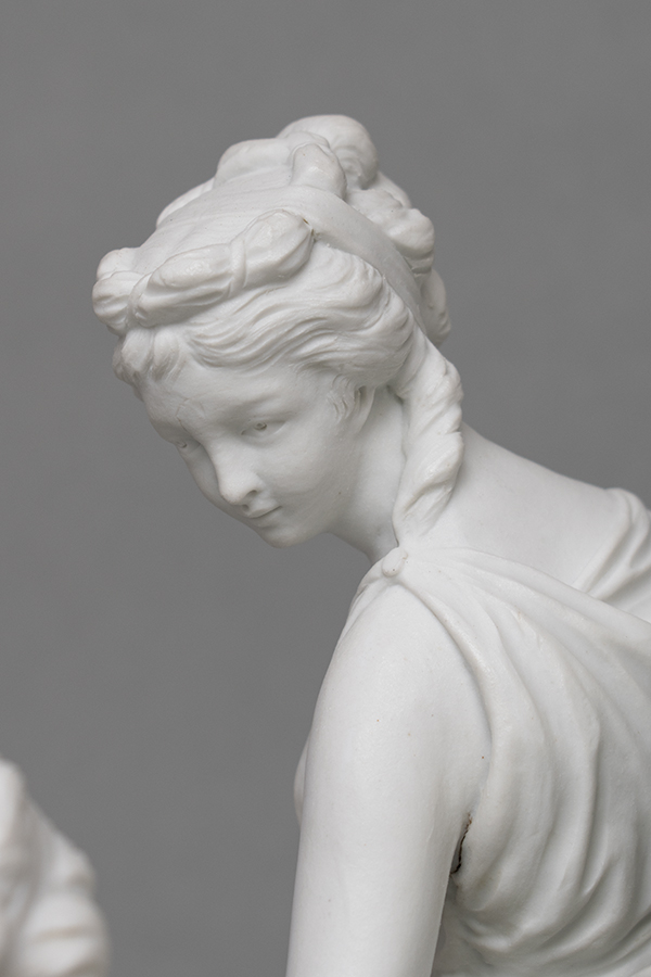フランスアンティーク彫像　女性.jpg